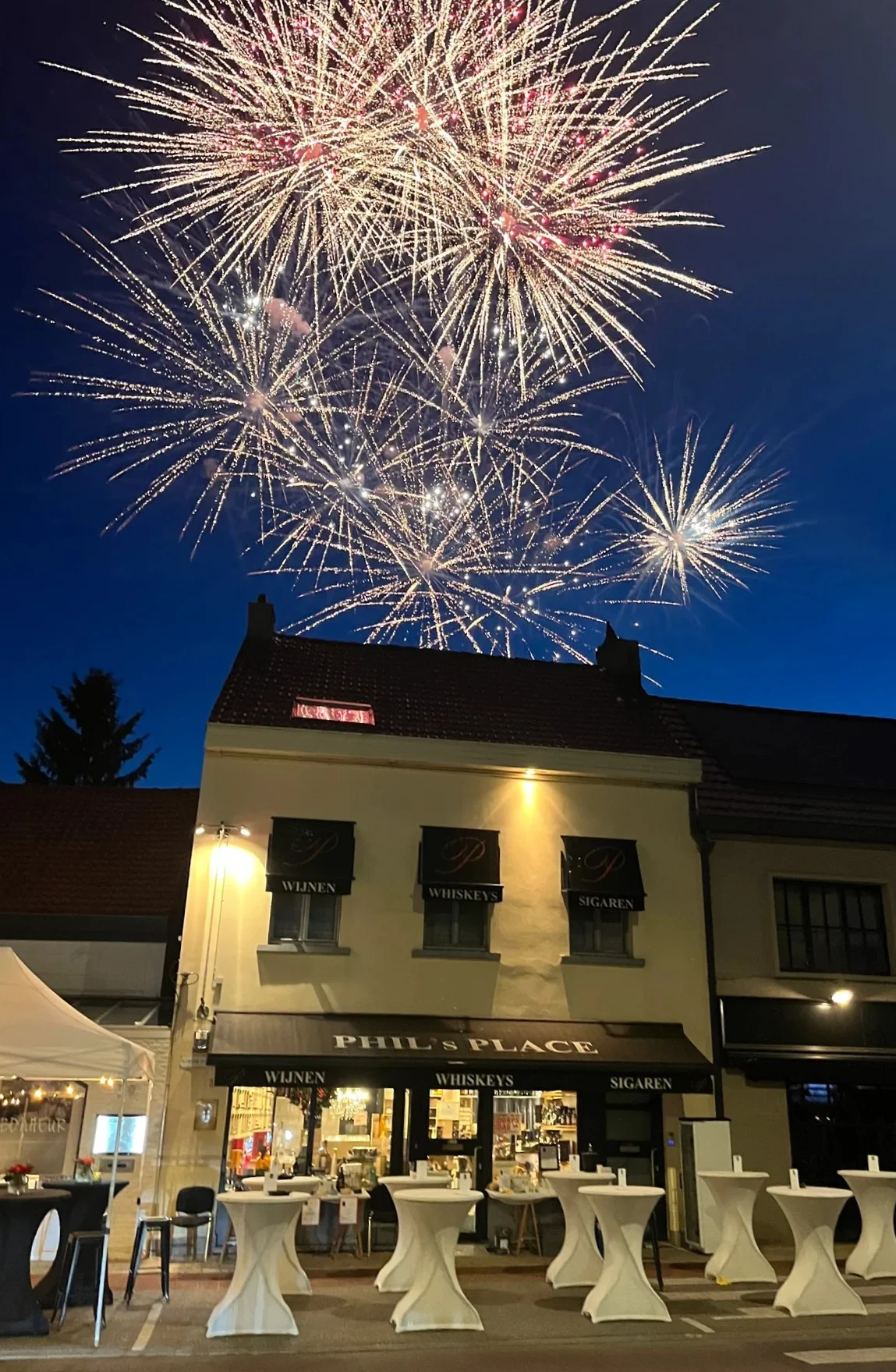Phil's Place met vuurwerk